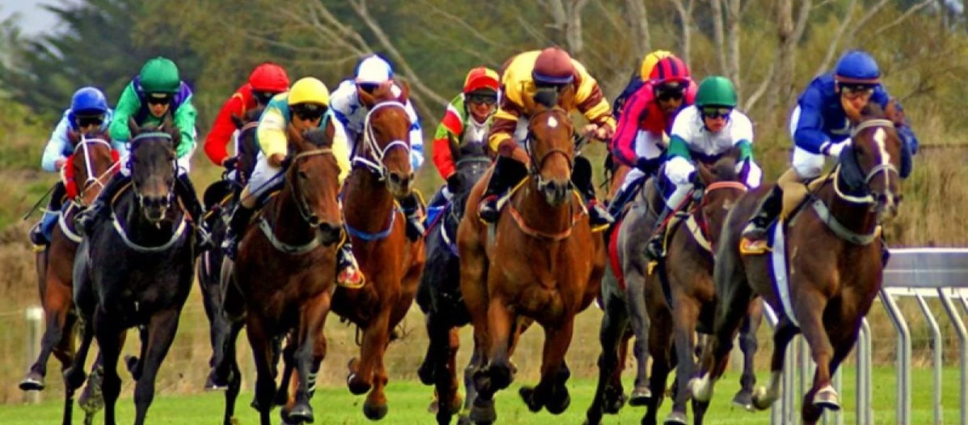 Σοκαριστικό ατύχημα σε ιπποδρομία: Έπεσε κάτω και τον ποδοπάτησαν τέσσερα άλογα (βίντεο)